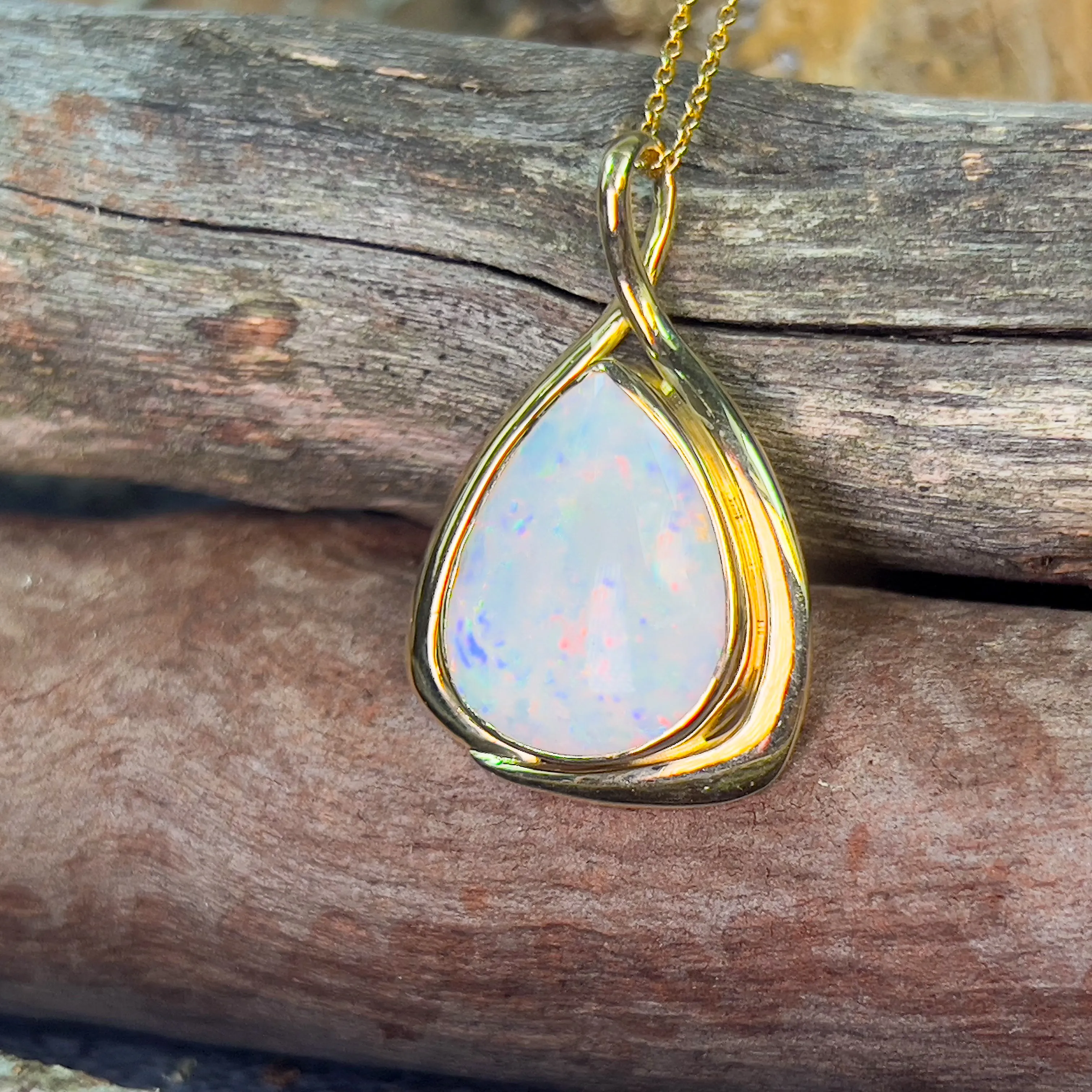 18kt Yellow Gold pear shape White Opal 7.82ct pendant