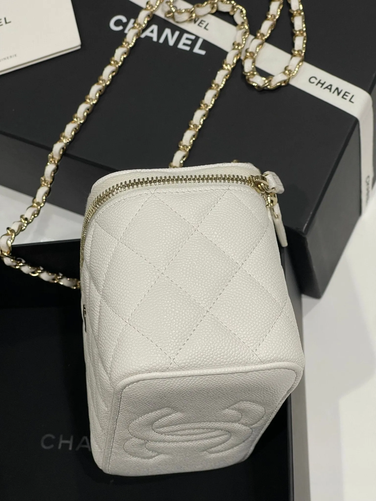 Chanel - Sac mini vanity on chain blanc
