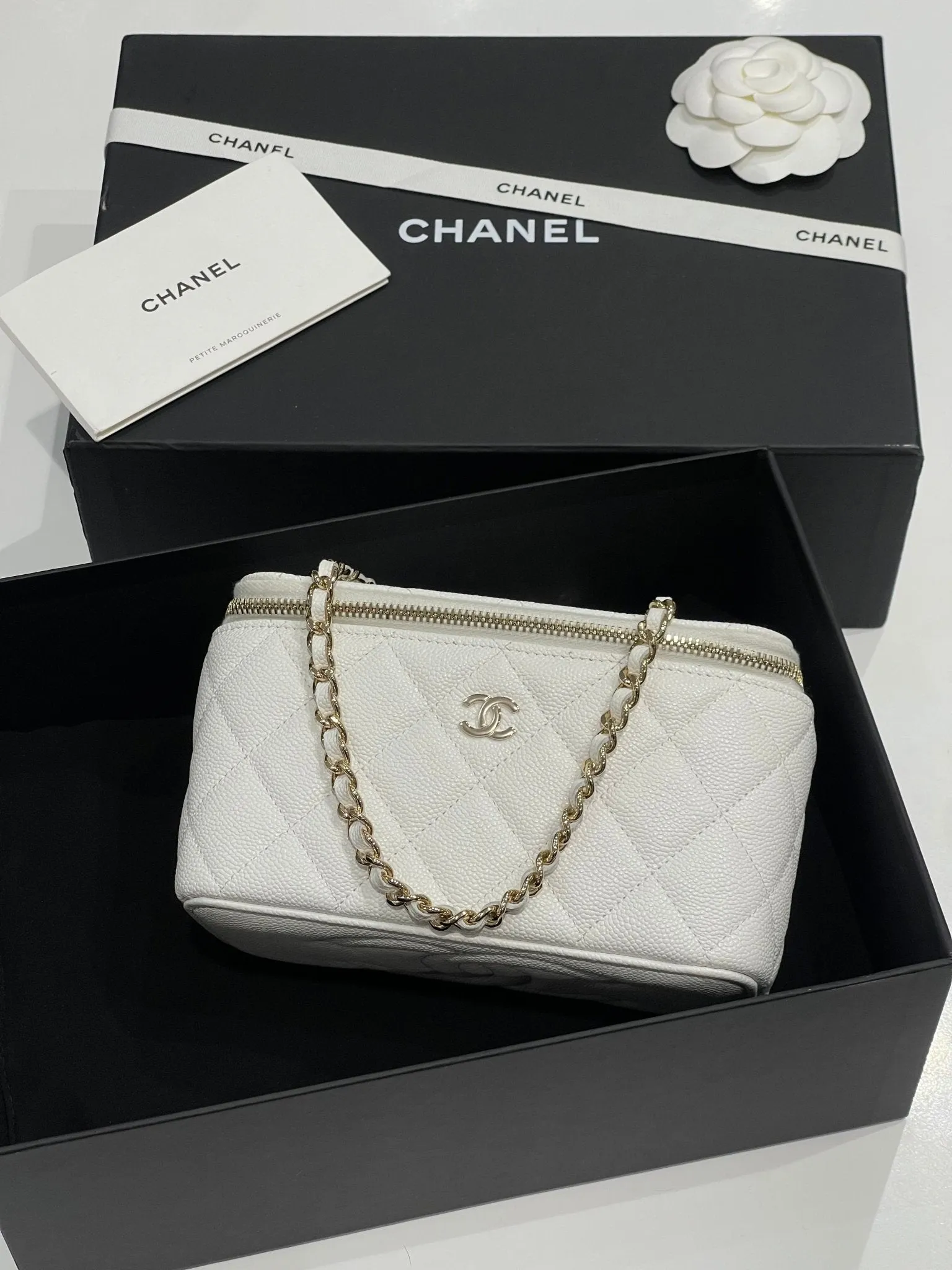 Chanel - Sac mini vanity on chain blanc