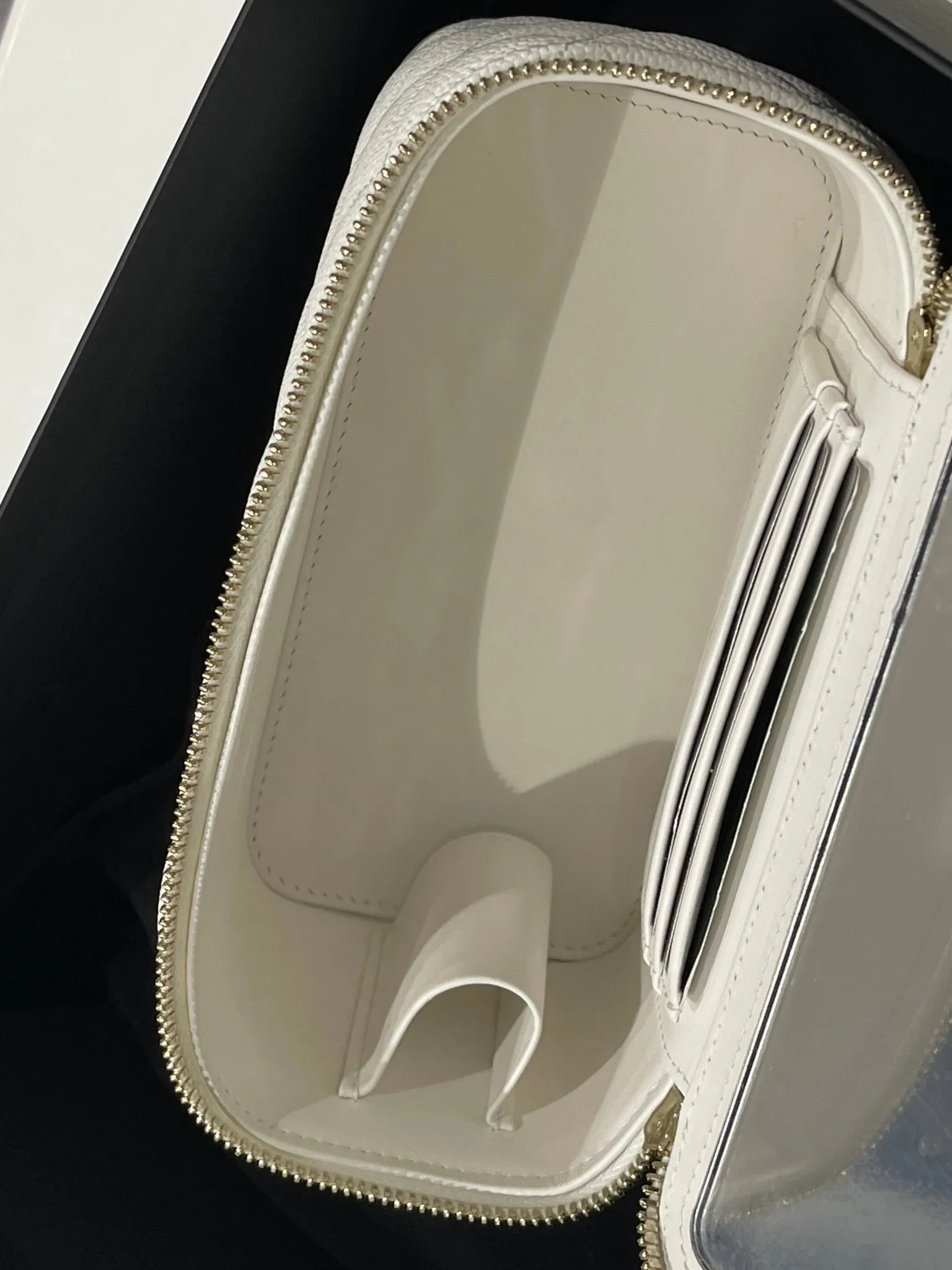 Chanel - Sac mini vanity on chain blanc