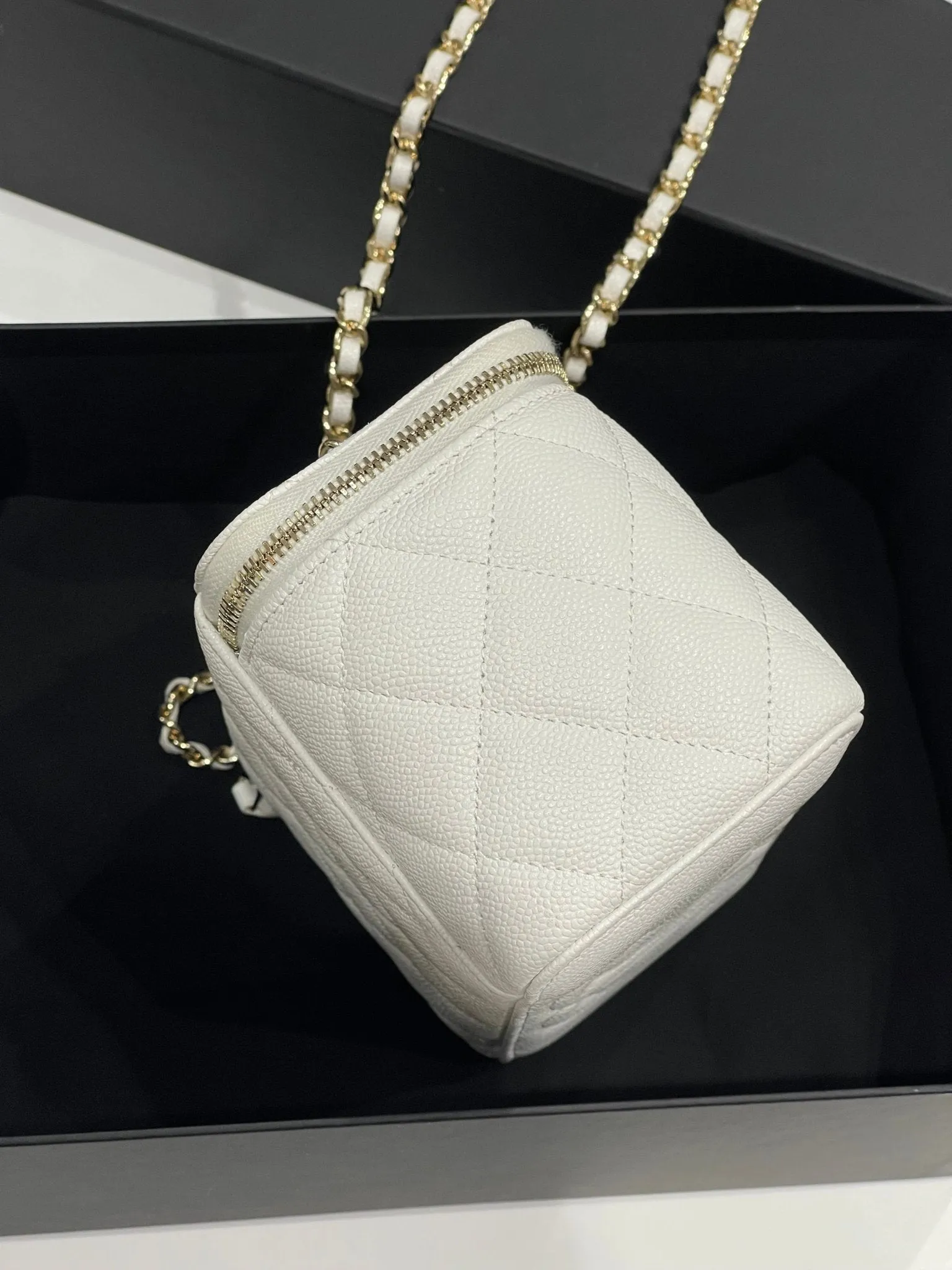 Chanel - Sac mini vanity on chain blanc