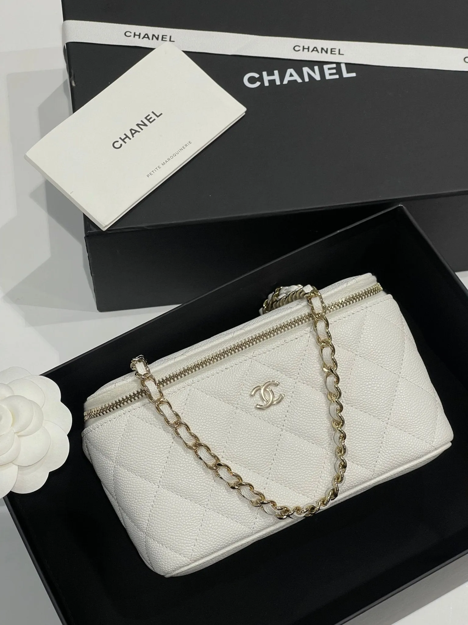 Chanel - Sac mini vanity on chain blanc