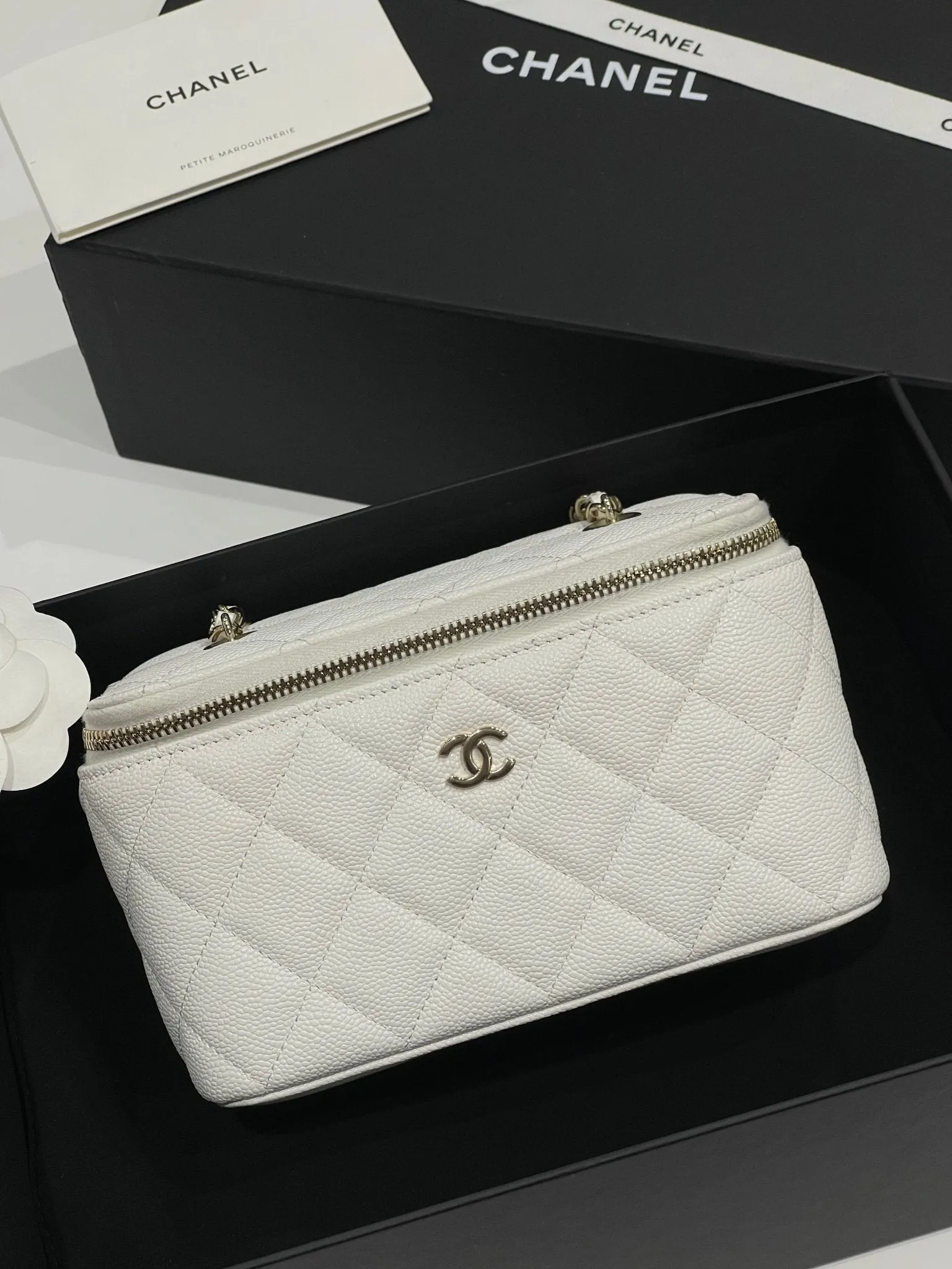 Chanel - Sac mini vanity on chain blanc