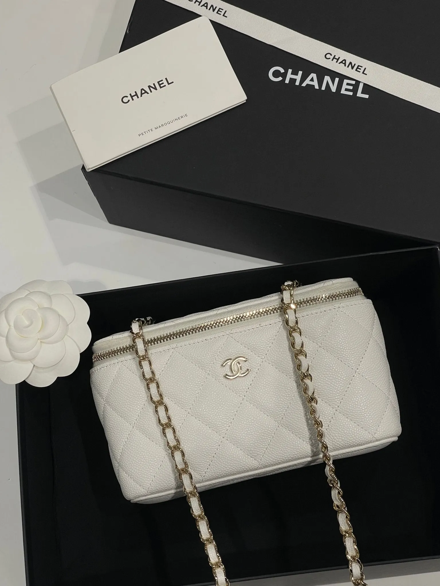 Chanel - Sac mini vanity on chain blanc
