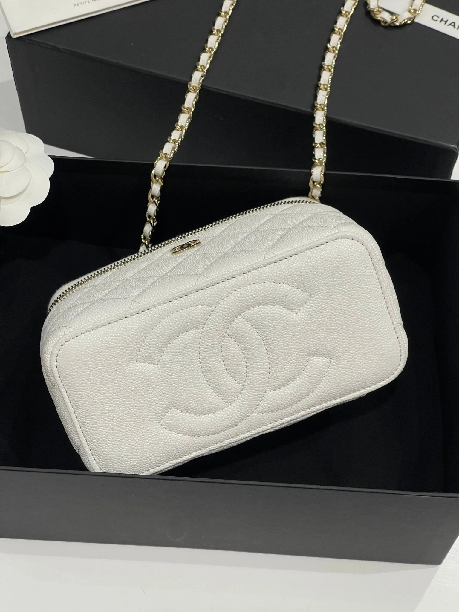 Chanel - Sac mini vanity on chain blanc