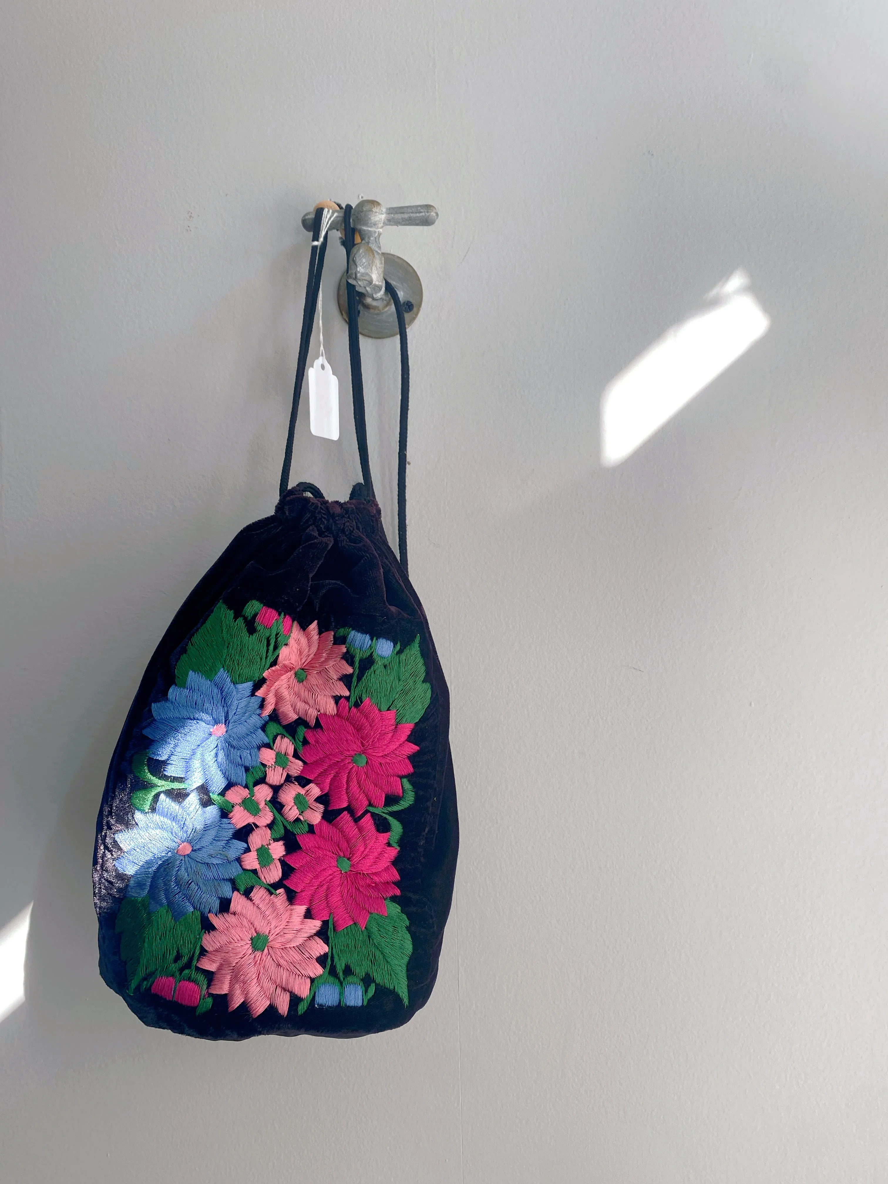 Velvet Embroidered Flower Sac Bag